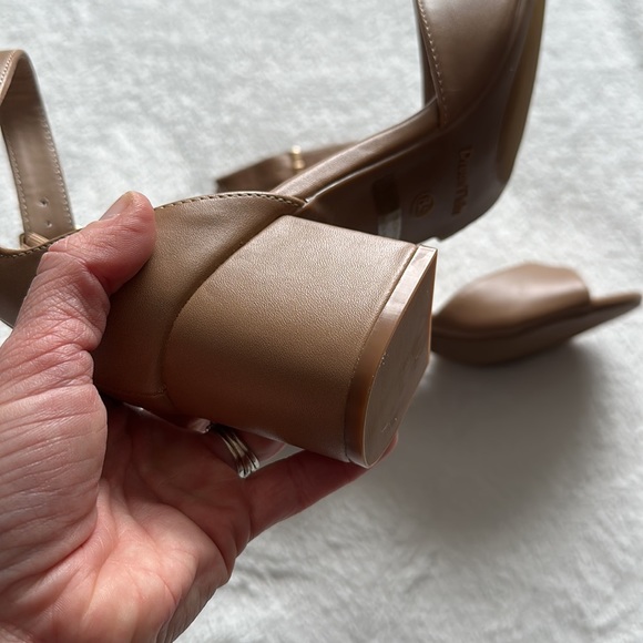 Dream Pairs Tan/Nude Chunkle 2" Block Heels w/ Ankle Strap Size 8.5 - Picture 13 of 16